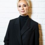 Chulpan Khamatova Instagram - Наш  концерт «Не смотри назад» теперь доступен для просмотра в Окко! По ссылке в описании моего профиля. MANIZHA, Синекдоха Монток, Рушана, Sirotkin, Муся Тотибадзе, The Hatters, Сёстры, RINAL, группа Tesla Boy, Диана Арбенина, Юрий Шевчук и группа ДДТ собрались на одной сцене один единственный раз и  специально для нашего концерта. А мы с творческой командой готовили этот концерт полгода! А еще на сцене были наши дети — те, кому мы вместе с вами когда-то помогли победить болезнь! Мне кажется, получился потрясающий праздник жизни и музыки! Надеюсь, понравится и вам! И, конечно,  вы сможете помочь нашим детям: вырученные средства от продажи записи концерта Okko перечислит в фонд @podarizhizn Фото: Ира Полярна @ira_polyarnaya