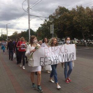 Chulpan Khamatova Instagram - Несколько дней с волнением и надеждой слежу за тем, что происходит в БелАруси. 
Восхищаюсь бесстрашием людей, которые находят в себе мужество отстаивать самые базовые права и свободы. 
Мне очень страшно от того, какой опасности они себя подвергают. 
Мне больно видеть с какой жестокостью существа
 в форме, защищённые оружием, бронежилетами и касками убивают и избивают беззащитных. Я верю, что под касками есть люди.
Я обращаюсь к вам, люди под касками. Остановитесь. 
У вас тоже есть матери, жены, отцы, братья, сёстры и дети. Они заслуживают жить в свободной, счастливой стране, жить без страха. 
Неужели вы не видите, что дороги назад уже не будет. 
Чем раньше вы остановитесь, тем меньше будет крови.