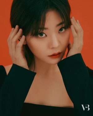 Chung Su-bin Instagram - 🐇🫶

#트롤리 #아일랜드 #3인칭복수 #trolley #island #revengeofothers #drama #화보 #magazine #photo #model