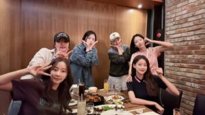 Chung Yoon-hye Instagram - 생일축하해융 우리 승아언니 🫶 알라뷰웅 🌈 💙