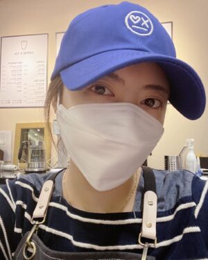 Chung Yoon-hye Instagram - 모자 쓰니까 머리 안감았냐고 .... ㅋㅋㅋㅋ 감았는데 출근전 낮잠자서 그래요 ..... 🤣