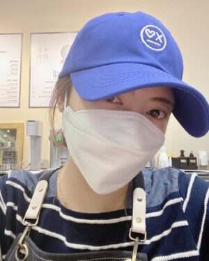 Chung Yoon-hye Instagram - 모자 쓰니까 머리 안감았냐고 .... ㅋㅋㅋㅋ 감았는데 출근전 낮잠자서 그래요 ..... 🤣