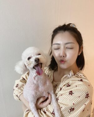 Chung Yoon-hye Instagram - 새해 복 많이 받으세요 #happynewyear 🫶🍀 원래 가족사진은 모두가 잘나오기 힘든법..