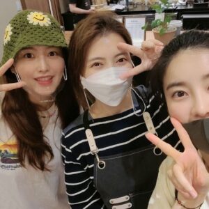 Chung Yoon-hye Instagram - 에너지 충전 ❤️💜💙 언니들 때문에 힘이난다 💪🏻 알라뷰유웅 고마워요 ! #레인보우 #의리