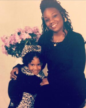 Ciera Angelia Instagram - Help me wish the BEST MOMMY in the WHOLE WIDE WORLD happy birthday 🥳 SIDE NOTE, why every 90’s black couple take a pic in this chair 😂

💙I love you mommy