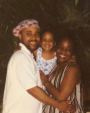 Ciera Angelia Instagram - Help me wish the BEST MOMMY in the WHOLE WIDE WORLD happy birthday 🥳 SIDE NOTE, why every 90’s black couple take a pic in this chair 😂

💙I love you mommy