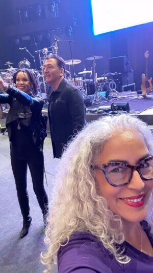 Cindy Blackman Instagram - Hanging out on  the @carlossantana stage with @davidfrangioni of @modern_drummer & @makeupbyrorylee ( phitos by @makeupbyrorylee )