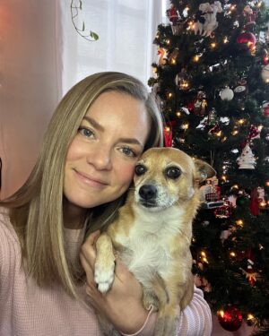 Cindy Busby Instagram - Traveling day for Suz and I ✈️🎄🥳

What Suzie packs: 
scarves
treats
food
Water bottle 
supplements 
poop bags

What I pack: same 😬🤷🏼‍♀️🙈😂
#suzie #maedaysuzie #rescuedog