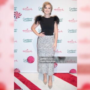 Cindy Busby Instagram - Thank you @hallmarkchannel team for creating such a magical night! You really know how to throw a party! Grateful to be a part of #countdowntochristmas in #everythingchristmas 🎄
Special thanks to @dianacamposbeauty for glamming me up once again! 🙏