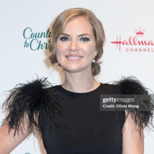 Cindy Busby Instagram - Thank you @hallmarkchannel team for creating such a magical night! You really know how to throw a party! Grateful to be a part of #countdowntochristmas in #everythingchristmas 🎄
Special thanks to @dianacamposbeauty for glamming me up once again! 🙏