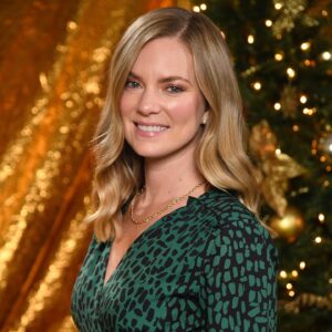 Cindy Busby Instagram - Thanks @presleyannphoto @shutterstock for capturing this moment at #christmasconnj2023 @thats4ent for @people 🎄💗
#shutterstock