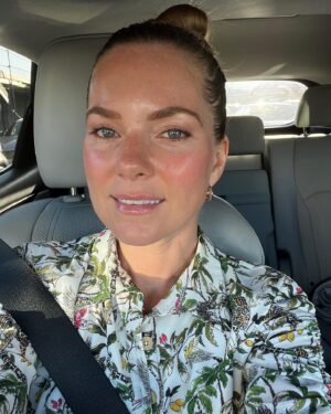 Cindy Busby Instagram - I got my @skinwitchla glow yesterday! Aging gracefully is possible with nutritious food, non toxic quality products and regular facials/ microcurrent! Grateful ✨🙏✨