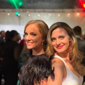 Cindy Busby Instagram - Thank you @hallmarkchannel team for creating such a magical night! You really know how to throw a party! Grateful to be a part of #countdowntochristmas in #everythingchristmas 🎄
Special thanks to @dianacamposbeauty for glamming me up once again! 🙏