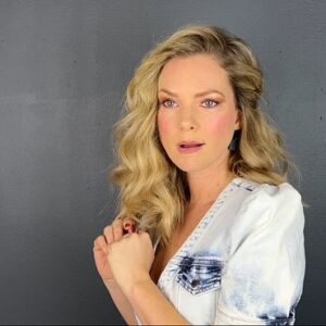 Cindy Busby Instagram - Behind every actor lies hundreds of self tapes they put their heart into 💖 what I’ve learned is have fun while doing it and the rest isn’t up to you! Trust in the process, and like everything else, the perfect thing for you will come along when you least expect it! #behindthescenes #actorslife #selftape #keeponkeepingon