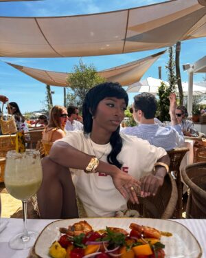 Cindy Miranda Instagram - Fâchez vous comme vous voulez, moi j’adore. ❤️ 
Je n’ai jamais autant reçu de remarques suite à une coiffure, mais c’est le but. 
Faire des choses qui me sortent de ma zone de confort; et laisser mon esprit et ma créativité me guider. ❤️
Any style, I make it mine. ✨
