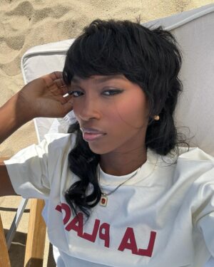 Cindy Miranda Instagram - Fâchez vous comme vous voulez, moi j’adore. ❤️ 
Je n’ai jamais autant reçu de remarques suite à une coiffure, mais c’est le but. 
Faire des choses qui me sortent de ma zone de confort; et laisser mon esprit et ma créativité me guider. ❤️
Any style, I make it mine. ✨