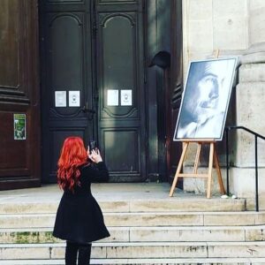 Cindy Sander Instagram - Cher Manfred
C’est avec le cœur lourd que je vous dédie ces quelques mots.
Je pleure cette douleur inconsolable, mes yeux vous chercheront toujours dans les cieux.
Vous êtes partis rejoindre tous ceux que nous avons aimé et qui nous ont déjà quitté.
La vie a décidé de votre départ et désormais je dois maintenant vous dire au revoir.
 À mon papa de cœur, mon étoile
  Cindy🖤🦋⭐️🙏
#cindysander #mugler #rip #monetoile #undernieraurevoir #malettre #quelquesmots #funérailles #vendredi4février #memories
