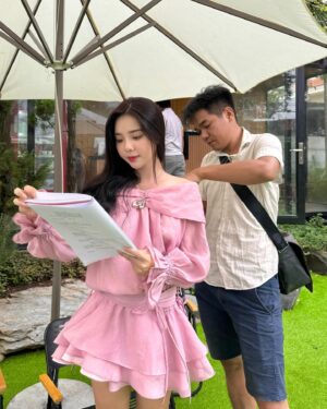 Cindy Diễm Mii Instagram - Quày quay quay quay 🎬🎬
Đợi xem phim mới nha cả nhà ơii 🤗🫶🏻
#HANI #NGHENOITIENG