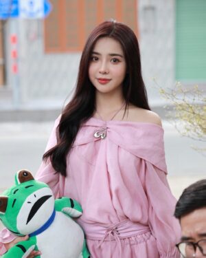 Cindy Diễm Mii Instagram - Quày quay quay quay 🎬🎬
Đợi xem phim mới nha cả nhà ơii 🤗🫶🏻
#HANI #NGHENOITIENG