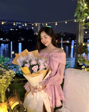 Cindy Diễm Mii Instagram - Tặng em 1 bó hoa 💐
Để nhận lại 1 đoá hoa đẹp nhất 🤭