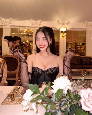 Cindy Diễm Mii Instagram - Look at me 😚
_____
Thanks nhà @ciosan.official đã tài trợ chiếc váy xinh xỉu cho bé đi dự tiệc ạ 🥰🥰 mãi yêuuu