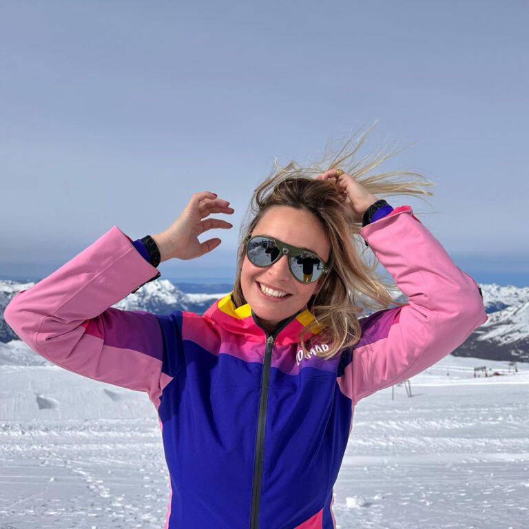 Cindy Poumeyrol Instagram - Les outfit ski de Sissi. C’est ma coqueterie à moi, et puis ça me fait toujours plaisir quand sur les pistes on flate mes looks. Vous preferez quelle tenue ?
