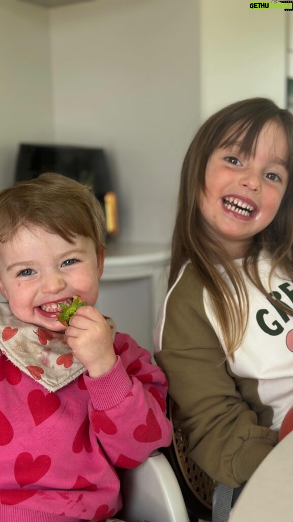 Cindy Poumeyrol Instagram - Le partage 😄 Alba est quand même hyper calme, moi j'aurais pris une fraise directement dans l'assiette de Victoire à sa place.