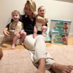Cindy Poumeyrol Instagram - Plus de 4 ans que je ne passe pas une journée sans changer de couches. J’ai décidé de rendre la chose plus agréable (ou moins désagréable 😅) grâce à @pampers_france Harmonie. Les couches Pampers Harmonie sont hypoallergéniques et ne contiennent aucun parfum ni lotion. Elles protègent la peau délicate de bébé grâce à un voile supérieur doux et absorbant d’origine végétale. Et puisque t’es daronne ou future daronne, voici le genre de jeu concours qui va te régaler ✨ auquel tu n’aurais pas pensé à participer avant 😉 Concours: nous vous faisons gagner 3 lots : ● 1ère place : 2 mois de couches ou couches-culottes Pampers Harmonie et des lingettes Aqua Harmonie 0% plastique ● 2ème et 3ème places : 1 mois de couches ou couches-culottes Pampers Harmonie et des lingettes Aqua Harmonie 0% plastique Pour participer, c’est très simple : ● Suivre les comptes Instagram @cindypoum et @pampers_france ● Liker le post ● Taguer des amis qui aimeraient tester la gamme Harmonie #collaborationcommerciale #PampersHarmonie