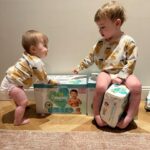 Cindy Poumeyrol Instagram - Plus de 4 ans que je ne passe pas une journée sans changer de couches. J’ai décidé de rendre la chose plus agréable (ou moins désagréable 😅) grâce à @pampers_france Harmonie. Les couches Pampers Harmonie sont hypoallergéniques et ne contiennent aucun parfum ni lotion. Elles protègent la peau délicate de bébé grâce à un voile supérieur doux et absorbant d’origine végétale. Et puisque t’es daronne ou future daronne, voici le genre de jeu concours qui va te régaler ✨ auquel tu n’aurais pas pensé à participer avant 😉 Concours: nous vous faisons gagner 3 lots : ● 1ère place : 2 mois de couches ou couches-culottes Pampers Harmonie et des lingettes Aqua Harmonie 0% plastique ● 2ème et 3ème places : 1 mois de couches ou couches-culottes Pampers Harmonie et des lingettes Aqua Harmonie 0% plastique Pour participer, c’est très simple : ● Suivre les comptes Instagram @cindypoum et @pampers_france ● Liker le post ● Taguer des amis qui aimeraient tester la gamme Harmonie #collaborationcommerciale #PampersHarmonie