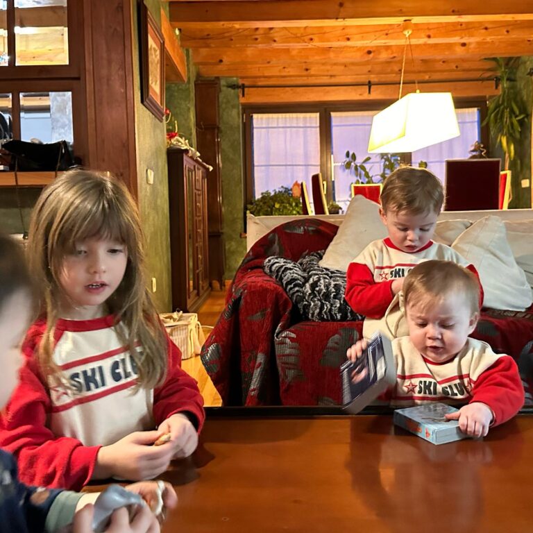 Cindy Poumeyrol Instagram - Petit séjour ski en famille à @baqueira_beret Pour les ref que l’on m’a demandé : Ma combi @colmaroriginals Combi chien Suzanne @tinycottons Manteau Victoire et sweat Ski club @petitbateau Lunettes soleil @izipizi Casque @cairnsport_official Couvre casque Licorne 🦄 outdoorxl Publicité (achats perso)