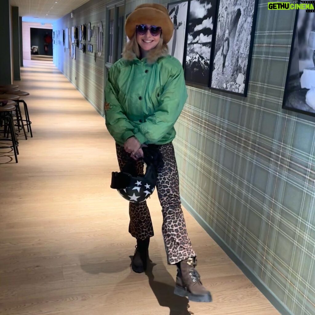 Cindy Poumeyrol Instagram - Les outfit ski de Sissi. C’est ma coqueterie à moi, et puis ça me fait toujours plaisir quand sur les pistes on flate mes looks. Vous preferez quelle tenue ?