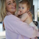 Cindy Poumeyrol Instagram - @pampers_france m’accompagne depuis la naissance de ma première fille Alba. 🥰 Aujourd’hui c’est ma petite Suzanne qui fait ses premiers pas, en Pampers. Un moment symbolique et rempli d’émotions… 🥹 J’ai utilisé et j’utilise encore les couches Pampers Harmonie pour mes filles car elles sont fabriquées avec des ingrédients d’origine végétale en contact avec la peau de bébé, sont hypoallergéniques et ne contiennent aucun parfum ni lotion. 🤍 Mes filles supportent parfaitement les couches Pampers Harmonie car elles protègent leur peau délicate en les gardant jusqu’à 12h bien au sec ! Psst… pour célébrer les 5 ans de sa gamme Harmonie, Pampers s’offre un tout nouvel emballage papier ! 💪🏻 #collaborationcommerciale #PampersHarmonie