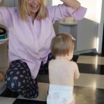 Cindy Poumeyrol Instagram - @pampers_france m’accompagne depuis la naissance de ma première fille Alba. 🥰 Aujourd’hui c’est ma petite Suzanne qui fait ses premiers pas, en Pampers. Un moment symbolique et rempli d’émotions… 🥹 J’ai utilisé et j’utilise encore les couches Pampers Harmonie pour mes filles car elles sont fabriquées avec des ingrédients d’origine végétale en contact avec la peau de bébé, sont hypoallergéniques et ne contiennent aucun parfum ni lotion. 🤍 Mes filles supportent parfaitement les couches Pampers Harmonie car elles protègent leur peau délicate en les gardant jusqu’à 12h bien au sec ! Psst… pour célébrer les 5 ans de sa gamme Harmonie, Pampers s’offre un tout nouvel emballage papier ! 💪🏻 #collaborationcommerciale #PampersHarmonie