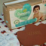 Cindy Poumeyrol Instagram - @pampers_france m’accompagne depuis la naissance de ma première fille Alba. 🥰 Aujourd’hui c’est ma petite Suzanne qui fait ses premiers pas, en Pampers. Un moment symbolique et rempli d’émotions… 🥹 J’ai utilisé et j’utilise encore les couches Pampers Harmonie pour mes filles car elles sont fabriquées avec des ingrédients d’origine végétale en contact avec la peau de bébé, sont hypoallergéniques et ne contiennent aucun parfum ni lotion. 🤍 Mes filles supportent parfaitement les couches Pampers Harmonie car elles protègent leur peau délicate en les gardant jusqu’à 12h bien au sec ! Psst… pour célébrer les 5 ans de sa gamme Harmonie, Pampers s’offre un tout nouvel emballage papier ! 💪🏻 #collaborationcommerciale #PampersHarmonie