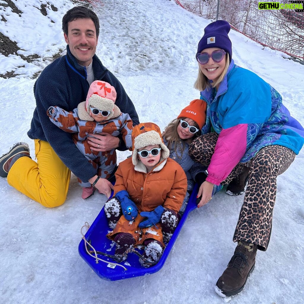 Cindy Poumeyrol Instagram - Une semaine au ski qui s’achève. Des souvenirs plein la tête. @belambra_clubs les Crêtes Publicité