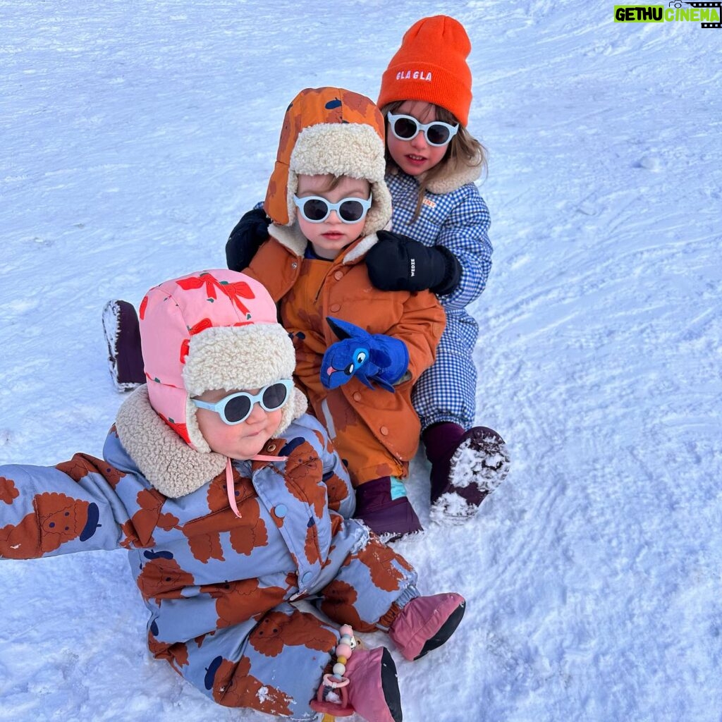 Cindy Poumeyrol Instagram - Une semaine au ski qui s’achève. Des souvenirs plein la tête. @belambra_clubs les Crêtes Publicité