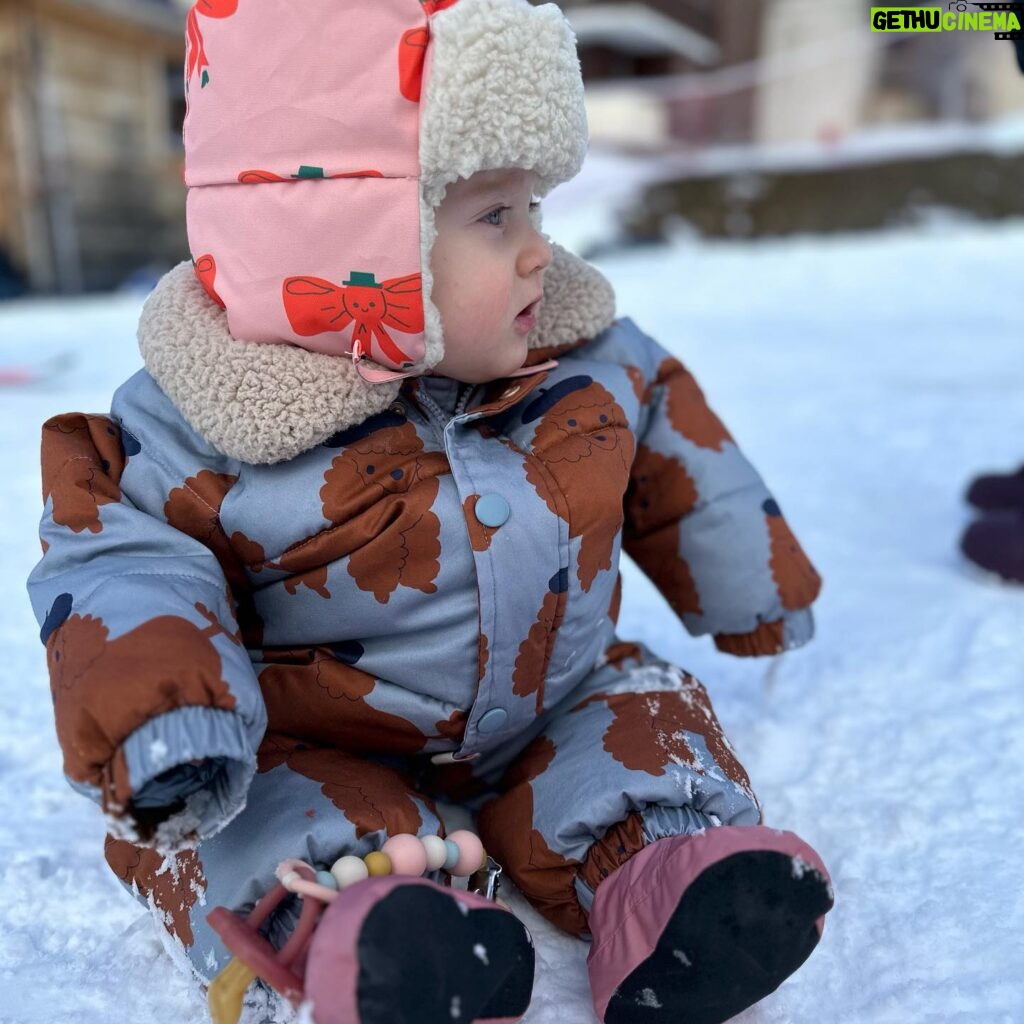 Cindy Poumeyrol Instagram - Une semaine au ski qui s’achève. Des souvenirs plein la tête. @belambra_clubs les Crêtes Publicité