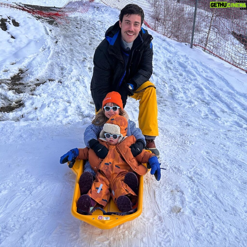 Cindy Poumeyrol Instagram - Une semaine au ski qui s’achève. Des souvenirs plein la tête. @belambra_clubs les Crêtes Publicité