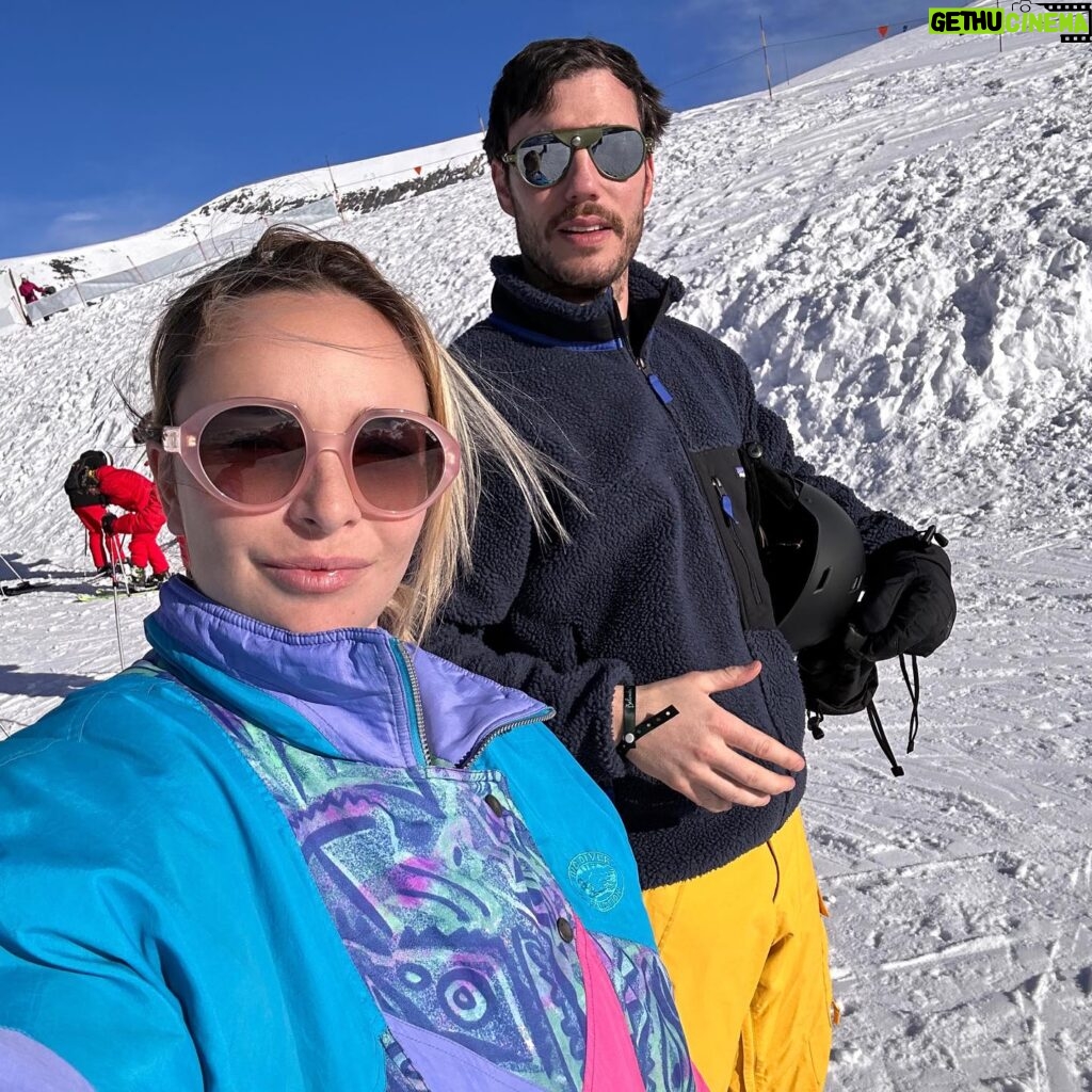 Cindy Poumeyrol Instagram - Les outfit ski de Sissi. C’est ma coqueterie à moi, et puis ça me fait toujours plaisir quand sur les pistes on flate mes looks. Vous preferez quelle tenue ?