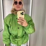 Cindy Poumeyrol Instagram – Les outfit ski de Sissi.
C’est ma coqueterie à moi, et puis ça me fait toujours plaisir quand sur les pistes on flate mes looks. 
Vous preferez quelle tenue ?