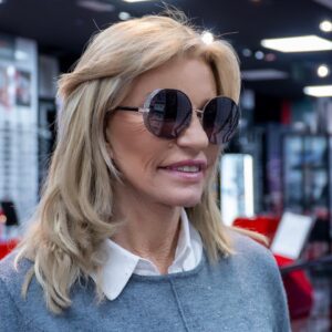 Cinha Jardim Instagram - Sabia que, na Fábrica de Óculos, é possível graduar óculos de sol? Na opinião de @cinha_jardim , esta é uma vantagem que faz toda a diferença: “É muito mais confortável e passamos a ver tudo ao longe, o que também é muito importante para não nos escapar nada.”

Visite a nossa loja do #Chiado ou do #Cacém , e usufrua ainda de uma consulta gratuita, com ou sem marcação. 
Estamos à sua espera!

#bigbrother @bigbrothertvi #slb #benfica #lisboa #portugal🇵🇹