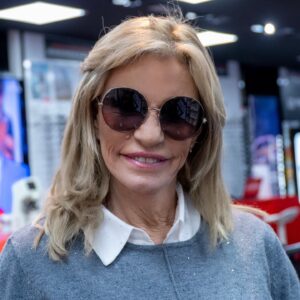 Cinha Jardim Instagram - Sabia que, na Fábrica de Óculos, é possível graduar óculos de sol? Na opinião de @cinha_jardim , esta é uma vantagem que faz toda a diferença: “É muito mais confortável e passamos a ver tudo ao longe, o que também é muito importante para não nos escapar nada.”

Visite a nossa loja do #Chiado ou do #Cacém , e usufrua ainda de uma consulta gratuita, com ou sem marcação. 
Estamos à sua espera!

#bigbrother @bigbrothertvi #slb #benfica #lisboa #portugal🇵🇹
