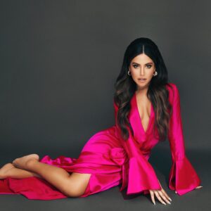 Cinthya Carmona Instagram - 12.27 ✨ VOUS SPAIN 

Thank you to my team in Barranquilla, Colombia 🇨🇴 

Photo: @giancarlobolivarbarraza 
Makeup: @jamescarp 
Hair: @eleinemakeup 
Dress: @naiduthgeles