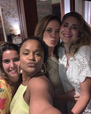 Cintia Rosa Instagram - Finalizando 2023 e começando 2024 com pessoas amadas, amigos, crianças, natureza em nosso paraíso particular! Tô só aguardando a propriedade que vem!!! "Vem Ni Mim 2024" 
.
.
.
.

#2024  #amigos #natureza #paraiso #crianças #vemquevem24 #saude  #prosperidade #amore