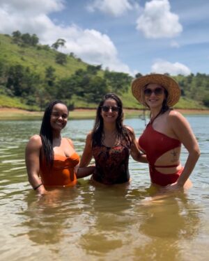 Cintia Rosa Instagram - Finalizando 2023 e começando 2024 com pessoas amadas, amigos, crianças, natureza em nosso paraíso particular! Tô só aguardando a propriedade que vem!!! "Vem Ni Mim 2024" 
.
.
.
.

#2024  #amigos #natureza #paraiso #crianças #vemquevem24 #saude  #prosperidade #amore