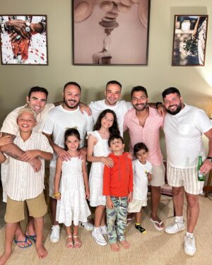 Cintia Rosa Instagram - Finalizando 2023 e começando 2024 com pessoas amadas, amigos, crianças, natureza em nosso paraíso particular! Tô só aguardando a propriedade que vem!!! "Vem Ni Mim 2024" 
.
.
.
.

#2024  #amigos #natureza #paraiso #crianças #vemquevem24 #saude  #prosperidade #amore