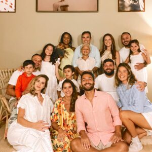 Cintia Rosa Instagram - Feliz 2024!!! 
O mundo precisa de paz!
Por aqui temos muito amor e desejamos um ano cheio de prosperidade! ✨🫶🏽

#2024 #familia #amigos #crianças #amor #paznaterra #espiritualidade