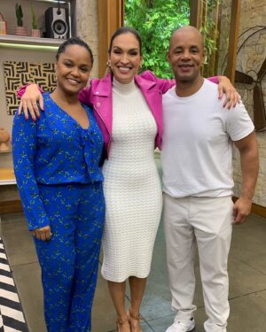 Cintia Rosa Instagram - Hoje participamos do @edecasanasredes pra divulgar nosso filme A Festa de Léo! Foi maravilhoso! Que clima incrível! Eu e @jonathanhaagensen foi recebidos com muito carinho e afeto por toda equipe!! Agradeço em especial a @beltraomaria @ritabatista @talithamorete @thioliveiras !!! Vcs são demais!!! 🎬✨🙏🏾🫰🏽

Mantenha um filme brasileiro por mais tempo no cinema! Assista A Festa de Léo na primeira semana! 

#festadeleo #tvglobo #edecasa #atrizartista #cintiarosa