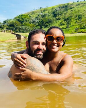 Cintia Rosa Instagram - Finalizando 2023 e começando 2024 com pessoas amadas, amigos, crianças, natureza em nosso paraíso particular! Tô só aguardando a propriedade que vem!!! "Vem Ni Mim 2024" 
.
.
.
.

#2024  #amigos #natureza #paraiso #crianças #vemquevem24 #saude  #prosperidade #amore