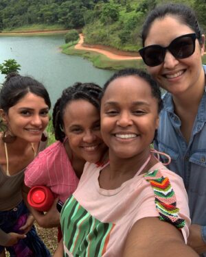 Cintia Rosa Instagram - Finalizando 2023 e começando 2024 com pessoas amadas, amigos, crianças, natureza em nosso paraíso particular! Tô só aguardando a propriedade que vem!!! "Vem Ni Mim 2024" 
.
.
.
.

#2024  #amigos #natureza #paraiso #crianças #vemquevem24 #saude  #prosperidade #amore